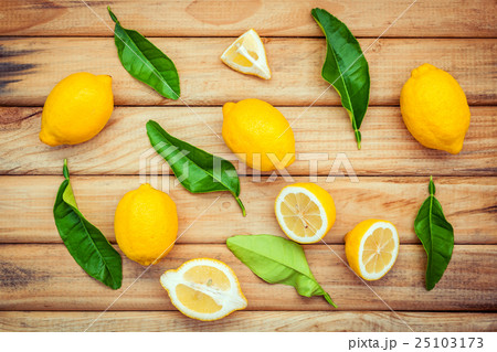 Fresh lemons and  lemons leaves . 25103173