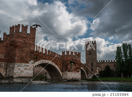 Medieval stone bridge Ponte Scaligero 25103984