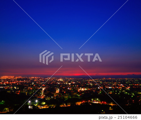 橙赤色 ナイトシーン 夕映 25104666