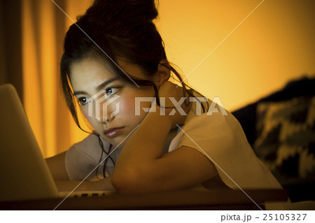 若い女性 若い女性 25105327