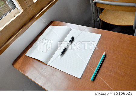学校机とノートの写真素材