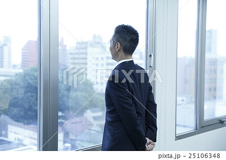 物思いにふける管理職 25106348