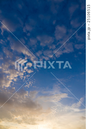 9月の空と雲（夕焼け縦） 25106515