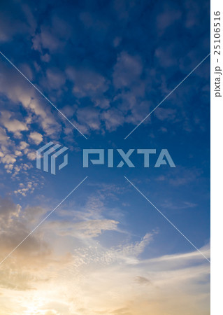 9月の空と雲（夕焼け縦） 25106516