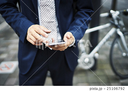 ビジネスマン スマートフォン ビジネスマン スマートフォン 25106792