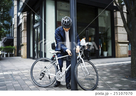 ビジネスマン　サイクリング 25107070
