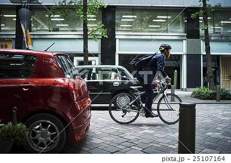 ビジネスマン　サイクリング 25107164