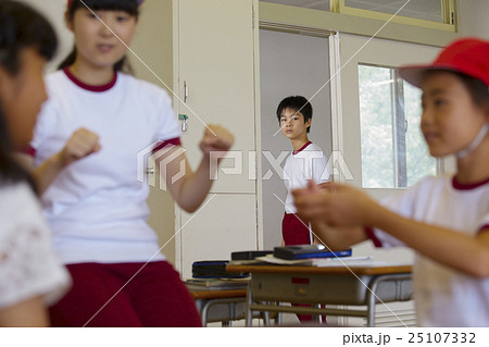 小学生 恋愛イメージの写真素材