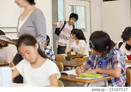 小学校　授業イメージ 25107517