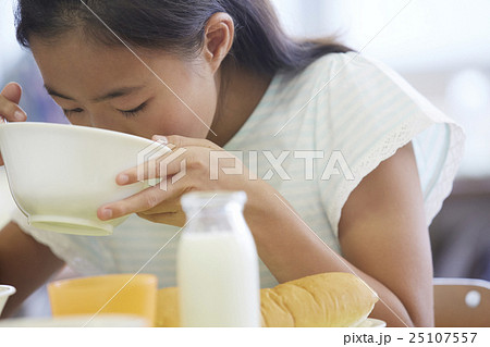 小学校　給食 25107557