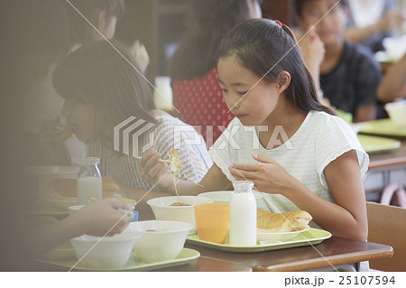 小学校　給食 25107594