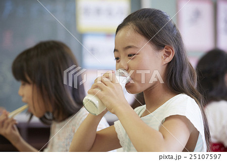 小学校　給食 25107597