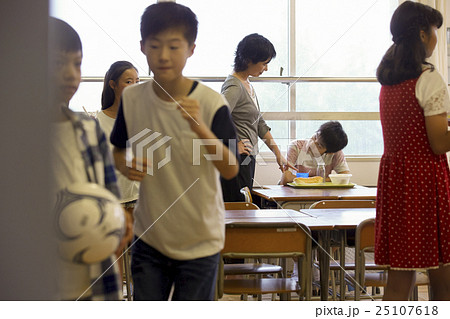 小学校　給食 25107618