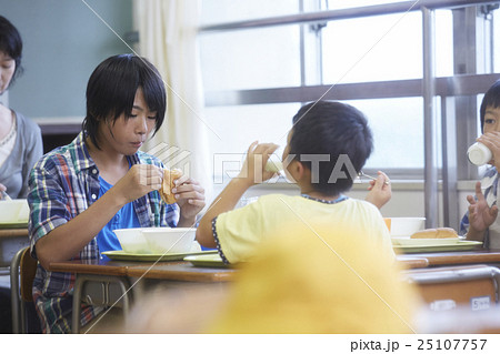 小学校　給食 25107757