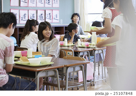 小学校　給食 25107848