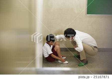 小学校　喧嘩イメージ 25107871