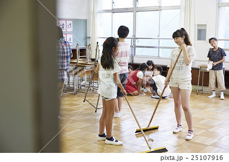 小学校 掃除イメージの写真素材