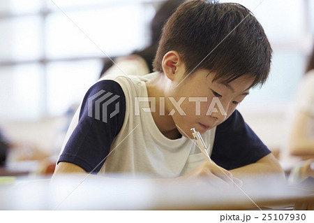 小学校 テスト風景 小学校 テスト風景 25107930