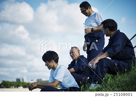 休憩中の工場職員 25108001