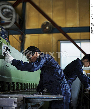 町工場の職人 25108046