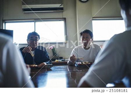 町工場の昼休み 25108181