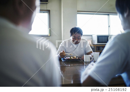 町工場の昼休み 町工場の昼休み 25108192