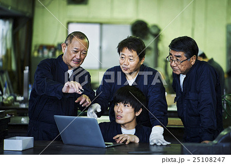 PCを確認する作業員 PCを確認する作業員 25108247