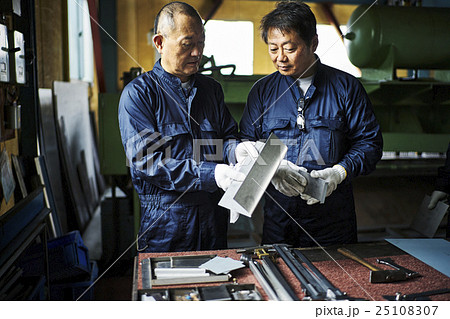 町工場での作業風景 町工場での作業風景 25108307
