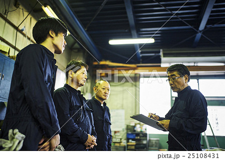 町工場の朝礼風景 25108431