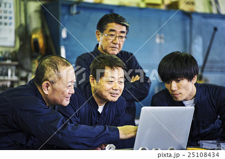 PCを確認する作業員 25108434