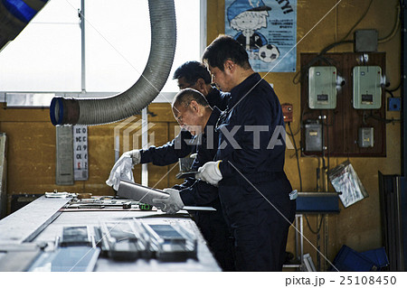 町工場での作業風景 町工場での作業風景 25108450