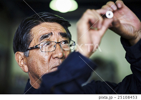 検品する町工場の職人 25108453