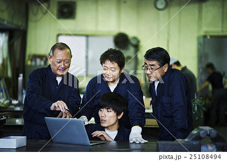 PCを確認する作業員 25108494