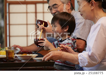 孫と囲む食卓 孫と囲む食卓 25108775