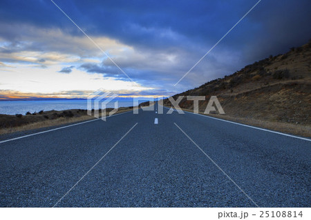 asphalt highway in aoraki - mt.cook national park  25108814