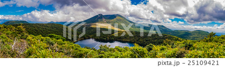 白鳥山から見る白紫池と霧島山 白鳥山から見る白紫池と霧島山 25109421