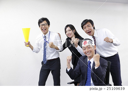 会議室でオリンピック、日本シリーズ、W杯などで応援するビジネスマン 25109639