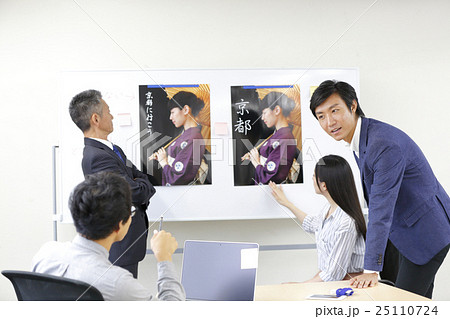 PRポスター決め、広告代理店　、編集部、広告制作会社 25110724