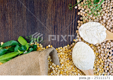 Flour pea and chickpeas in spoons on board Flour pea and chickpeas in spoons on board 25111171