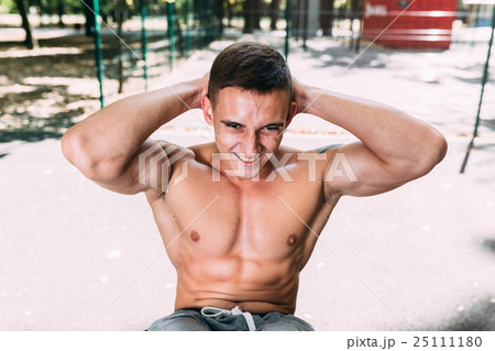 Healthy handsome active man with fit muscular body 25111180