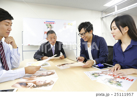 PRポスター決め、広告代理店 、編集部、広告制作会社 PRポスター決め、広告代理店 、編集部、広告制作会社 25111957