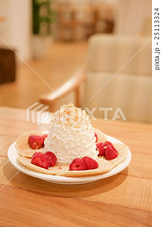 ホイップクリームたっぷりの苺パンケーキ 25113324