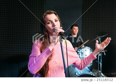 Female soloist singing into microphone 25116512