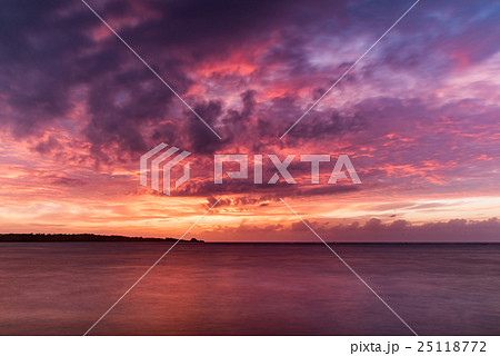 夕焼け 海 風景 沖縄 の写真素材