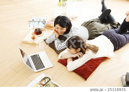 女子会　ルームシェア　パソコン　女性　友達　パーティ　シェアハウス　友人　仲良し　ルームメイト 25118935