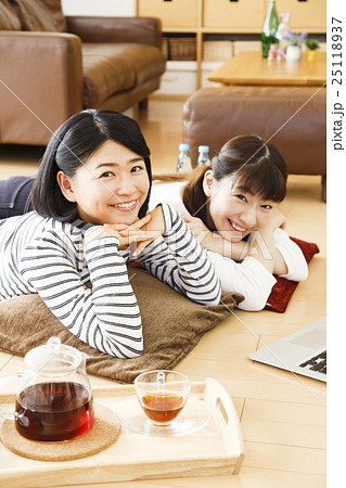 女子会　ルームシェア　パソコン　女性　友達　パーティ　シェアハウス　友人　仲良し　ルームメイト 25118937