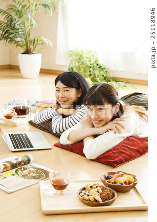 女子会　ルームシェア　パソコン　女性　友達　パーティ　シェアハウス　友人　仲良し　ルームメイト 25118946