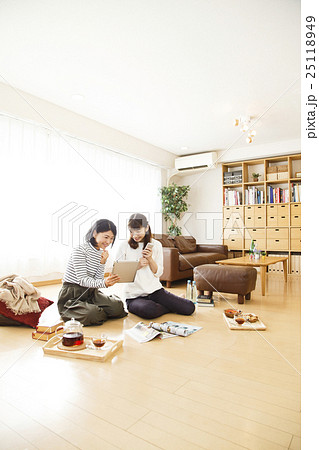 女子会　スマートフォン　タブレット　ルームシェア　女性　友達　シェアハウス　友人　ルームメイト 25118949