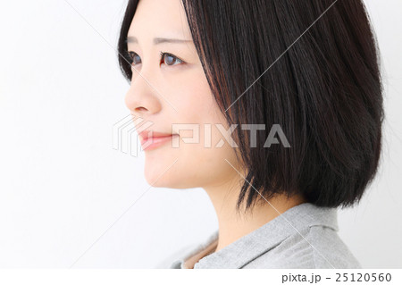 若い女性 横顔の写真素材