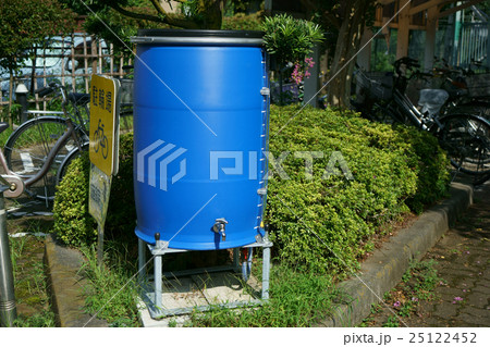 町中の雨水タンク 25122452